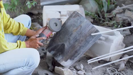 carpintero pule una vieja pieza de madera con amoladora, renovación de muebles de cerca