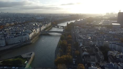 Drones-Filmando-El-Amanecer-En-El-Río-Sena-En-París,-Puentes,-Luz-Mágica-Del-Amanecer