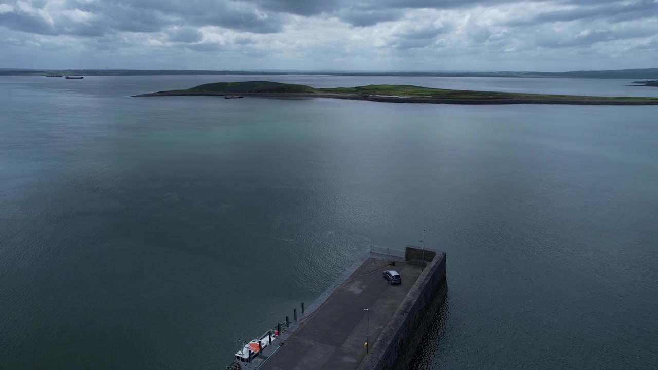 Ripresa con drone del molo del villaggio di Cappagh e Hog Island, Irlanda, costa dell'Oceano Atlantico, Contea di Clare
