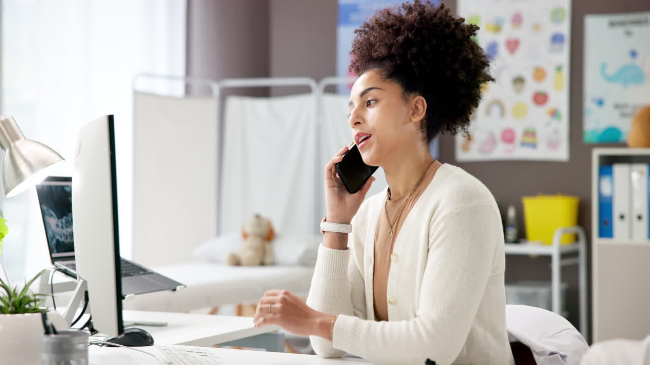 Dottoressa al telefono nel suo ufficio