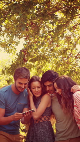 amigos felices tomando una selfie en el parque