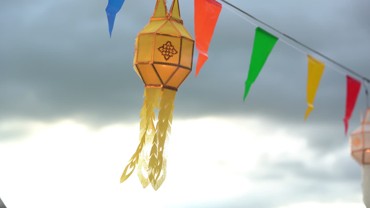 Linterna de papel en festival rural.