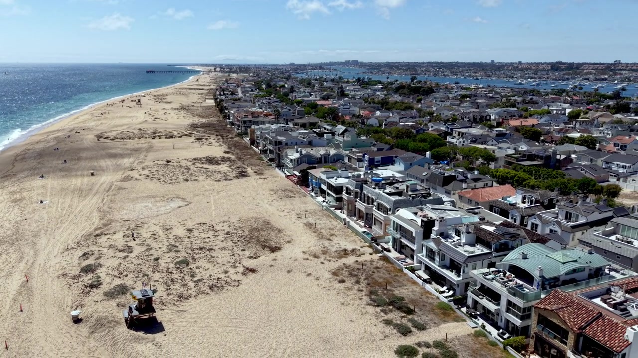 Panorámica aérea alta sobre las casas de vacaciones de Newport Beach, California