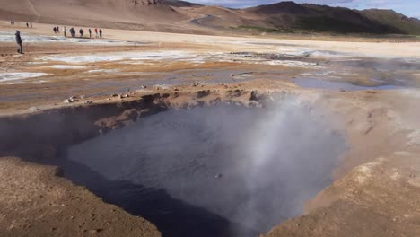 área geotérmica de namafjall hverir - piscina de barro geotérmico en islandia - toma amplia