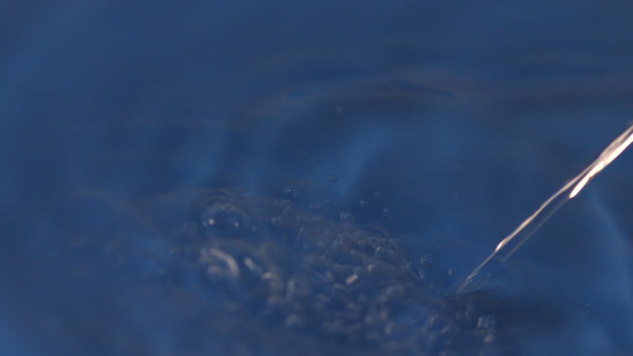 표면에 흘러내리는 은 물