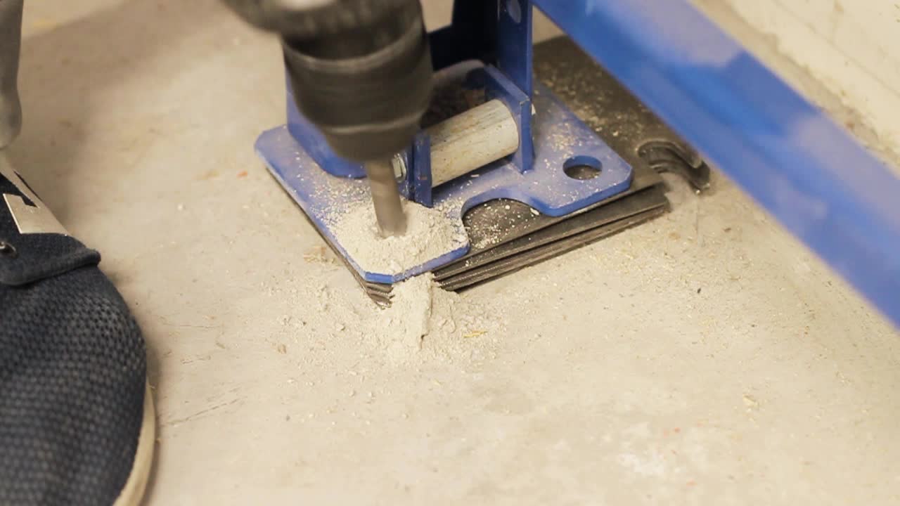 constructor perforando piso de concreto