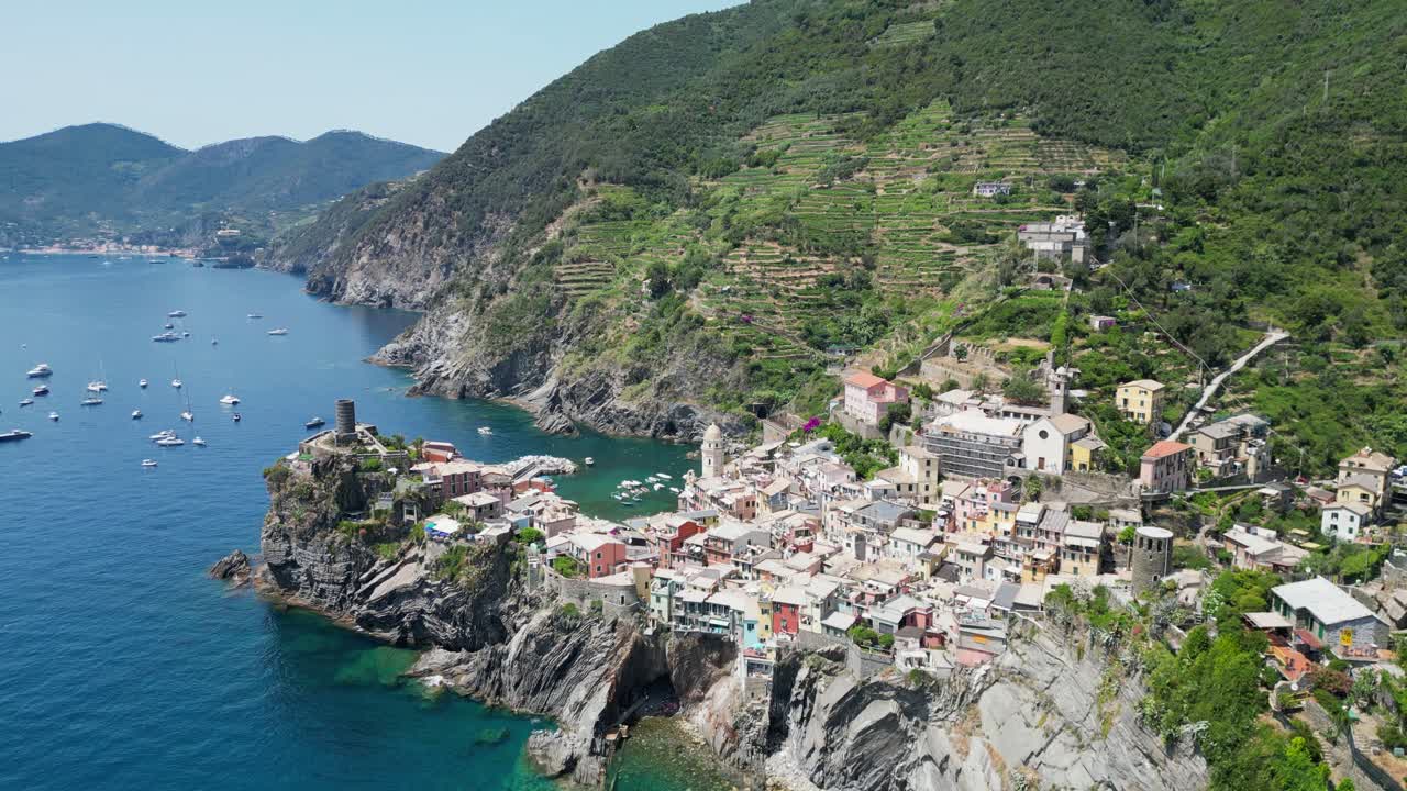 이탈리아 리구리아의 라 스페지아 (la spezia, liguria) 에 있는 테레 베르나차 (terre vernazza) 마을 - 공중 4k 기단