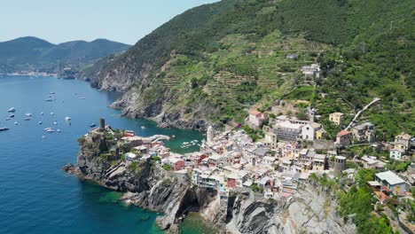 el pueblo de terre cinque vernazza en la spezia, liguria, italia - pedestal aéreo de 4k