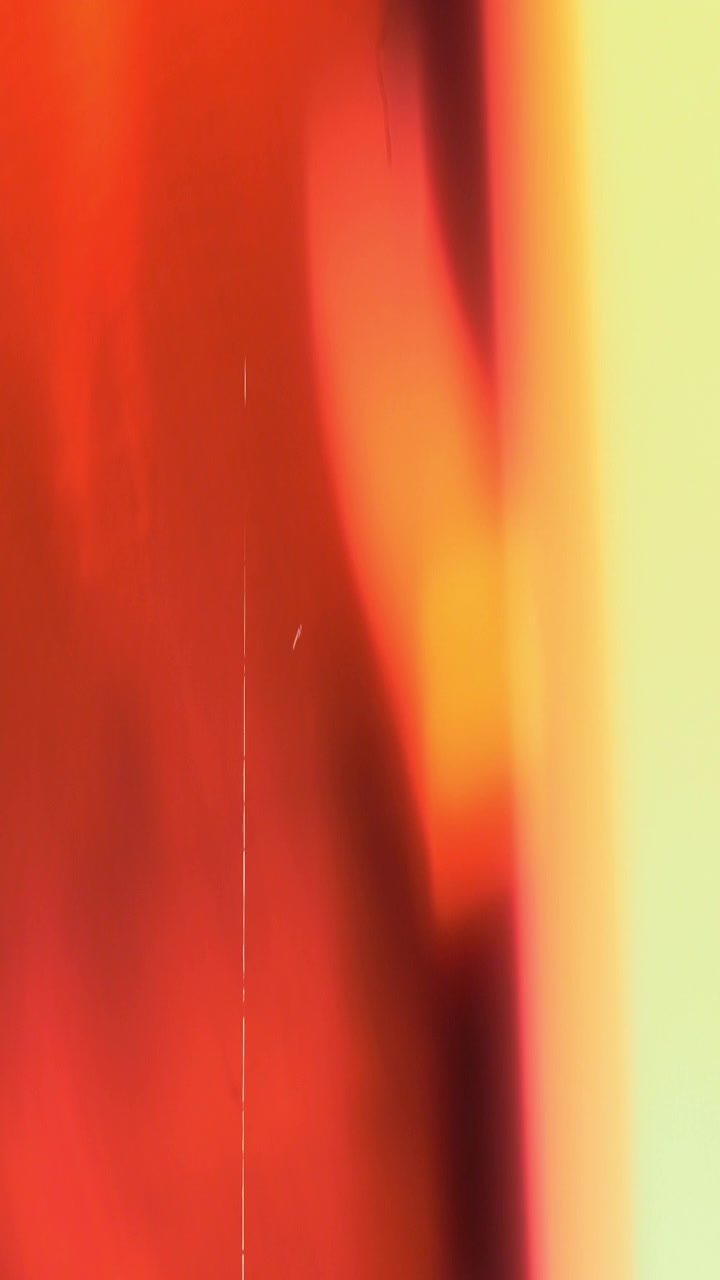 Transition abstraite de fuite de lumière avec des tons chauds rouges et jaunes
