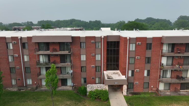 Prédio de apartamentos antigo e degradado