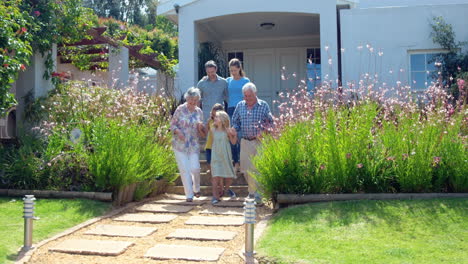 Extended-family-smiling-in-the-garden