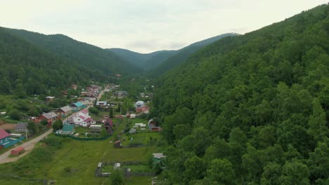 vista aérea de la aldea de montaña