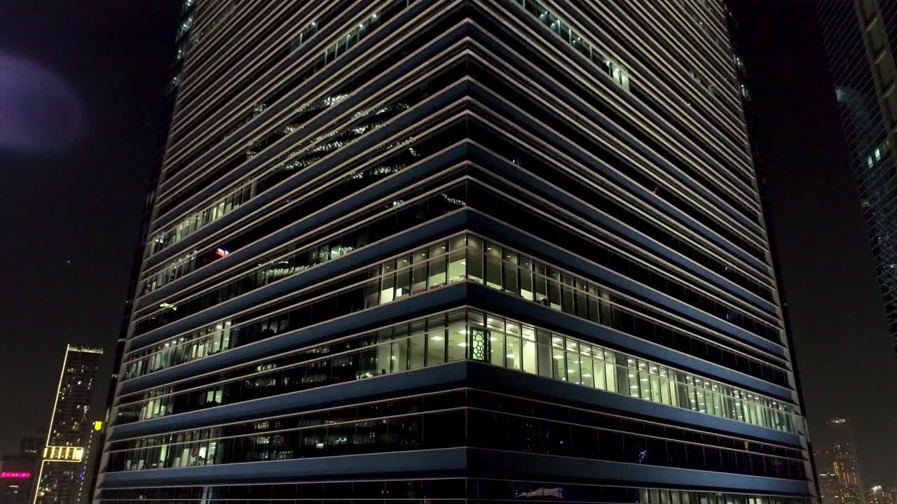 rascacielos moderno por la noche