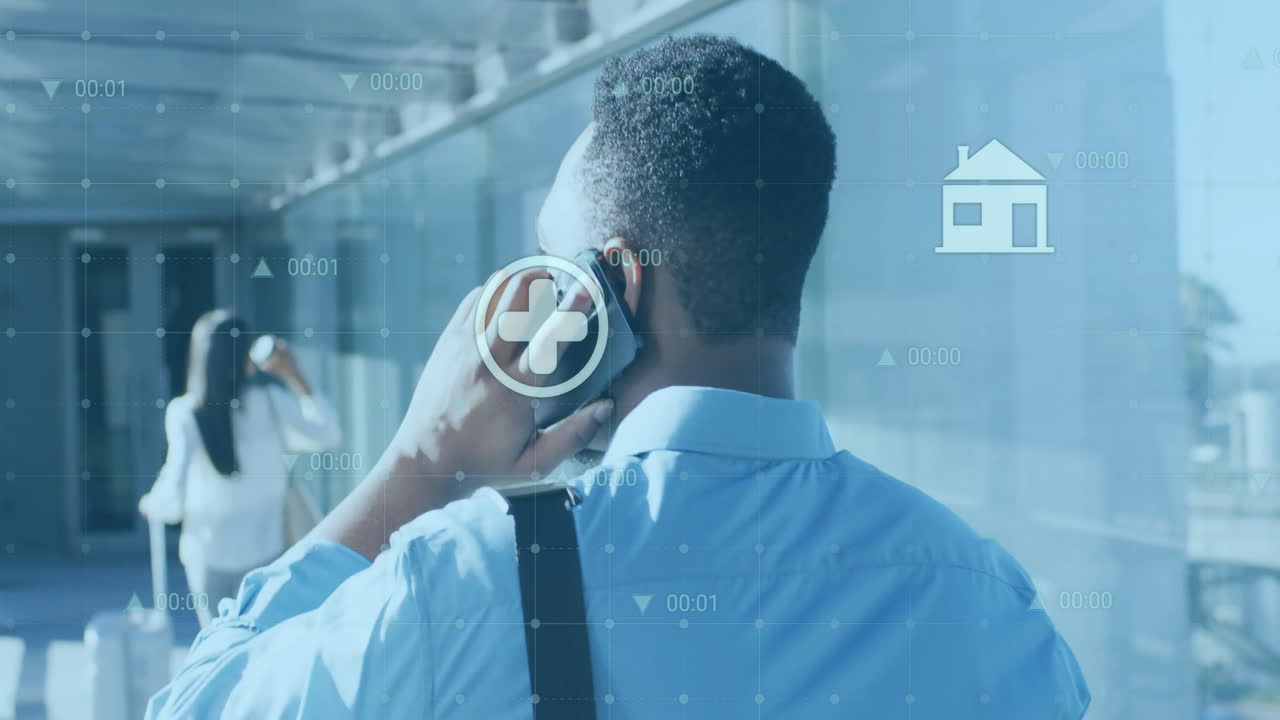 animación de números cambiantes, múltiples iconos sobre hombre biracial hablando mientras camina en la oficina