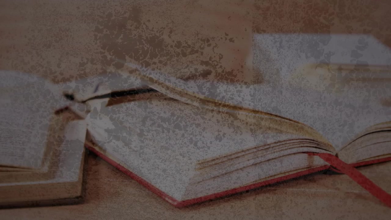 Brezza leggera che accarezza un libro aperto con nastro rosso, facendo svolazzare le pagine che si posano su un tavolo di legno.
