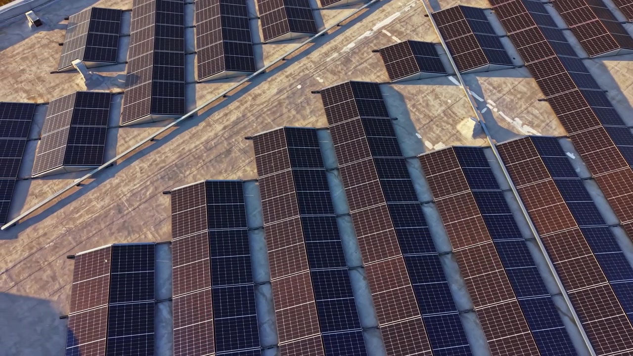 I pannelli solari coprono un tetto in un impianto di energia rinnovabile durante il giorno.