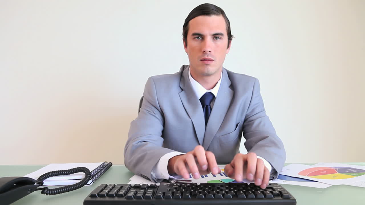 컴퓨터에서 타이핑하는 남자