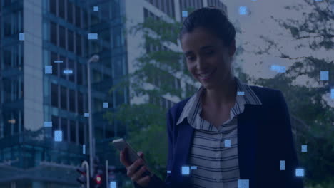 animación de una placa de circuitos con procesamiento de datos sobre una mujer de negocios biracial que utiliza un teléfono inteligente
