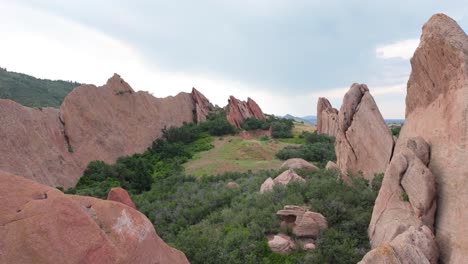 Increíbles-Formaciones-Rocosas-Rojas-En-El-Campo-De-Golf-Arrowhead,-Colorado,-Estados-Unidos