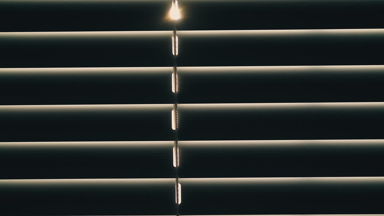 movimiento hacia abajo a lo largo de persianas de ventana cerradas en casa vista de cerca