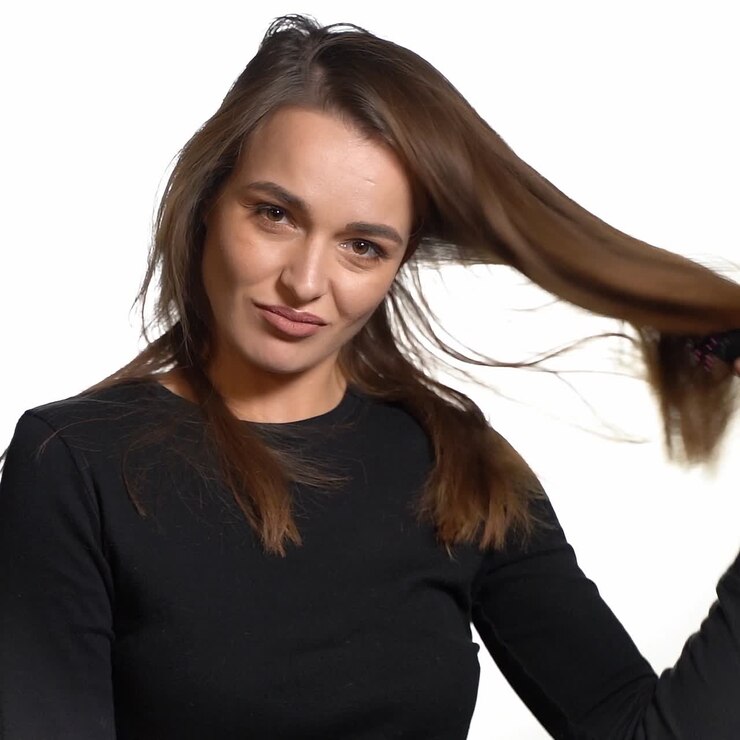 Donna con pathos che si spazzola i capelli