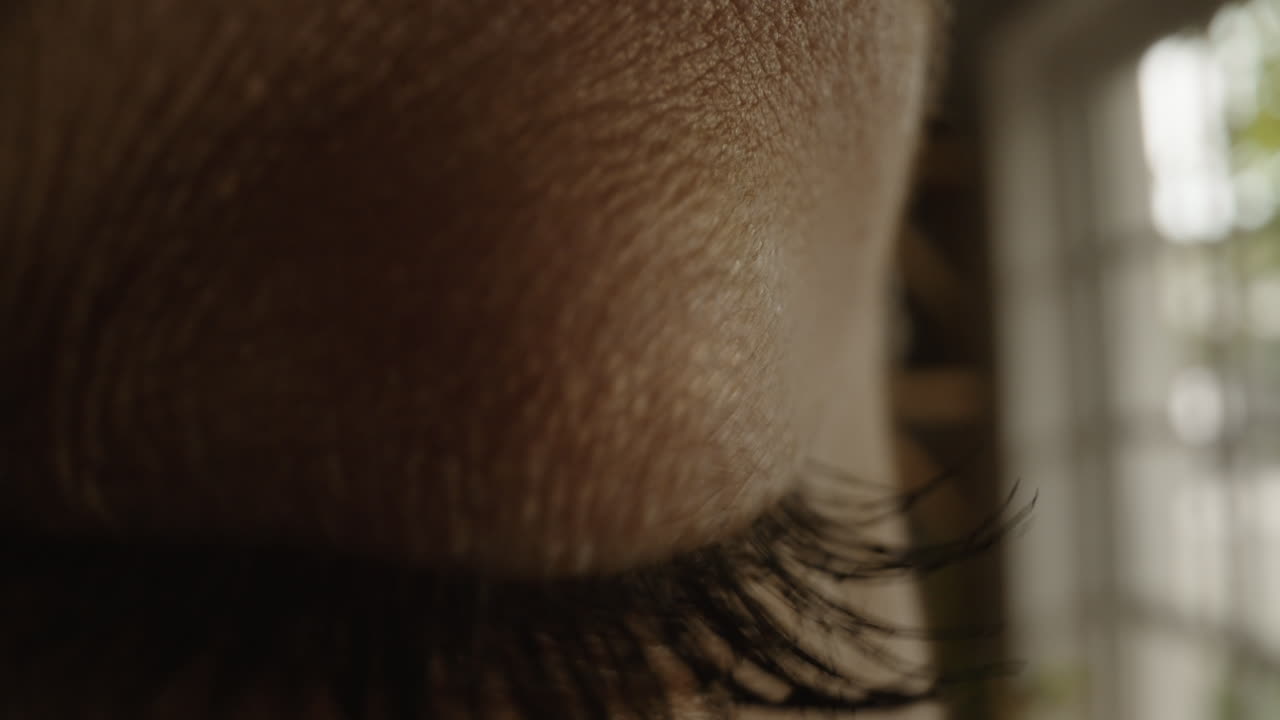 abriendo los ojos de cerca mirando por la ventana