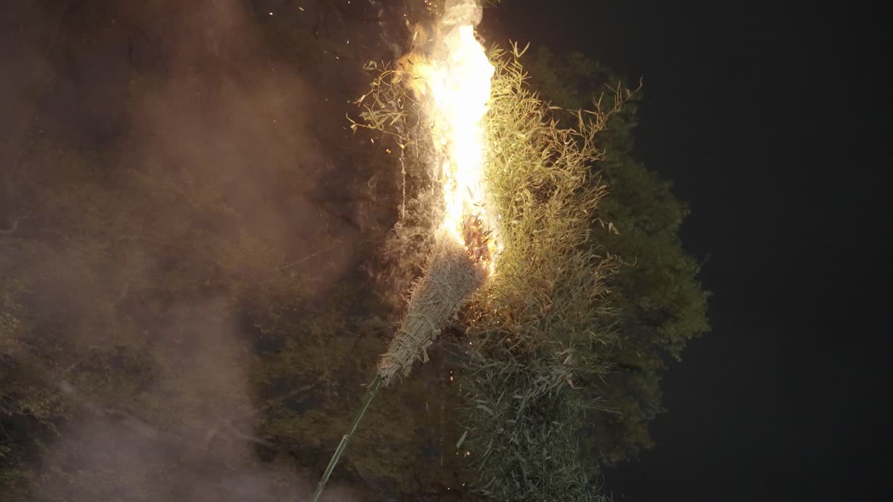 일본 오미하치만에서 열린 하치만 마츠리 행사에서 대나무 장작불이 불타고 있다