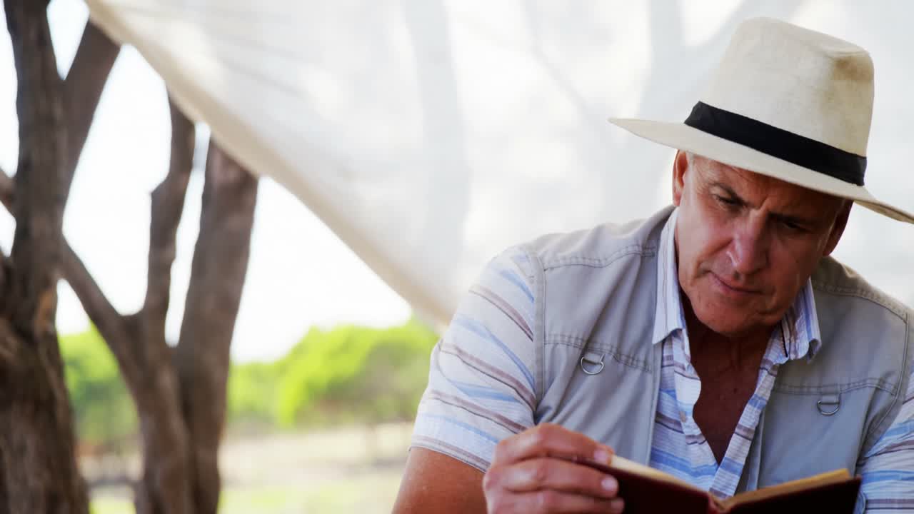 코티지 4k에서 책을 읽는 주의 깊은 남자