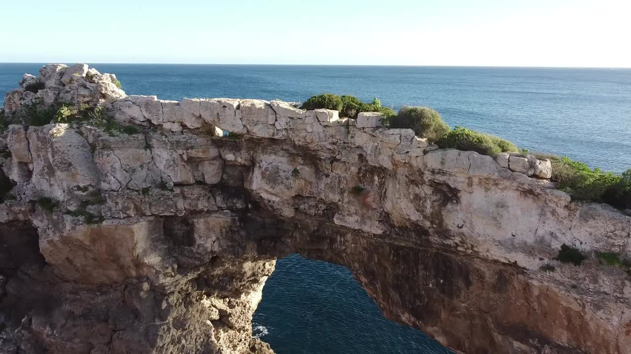 vuelo de drones sobre formaciones rocosas en la costa de es pontas
