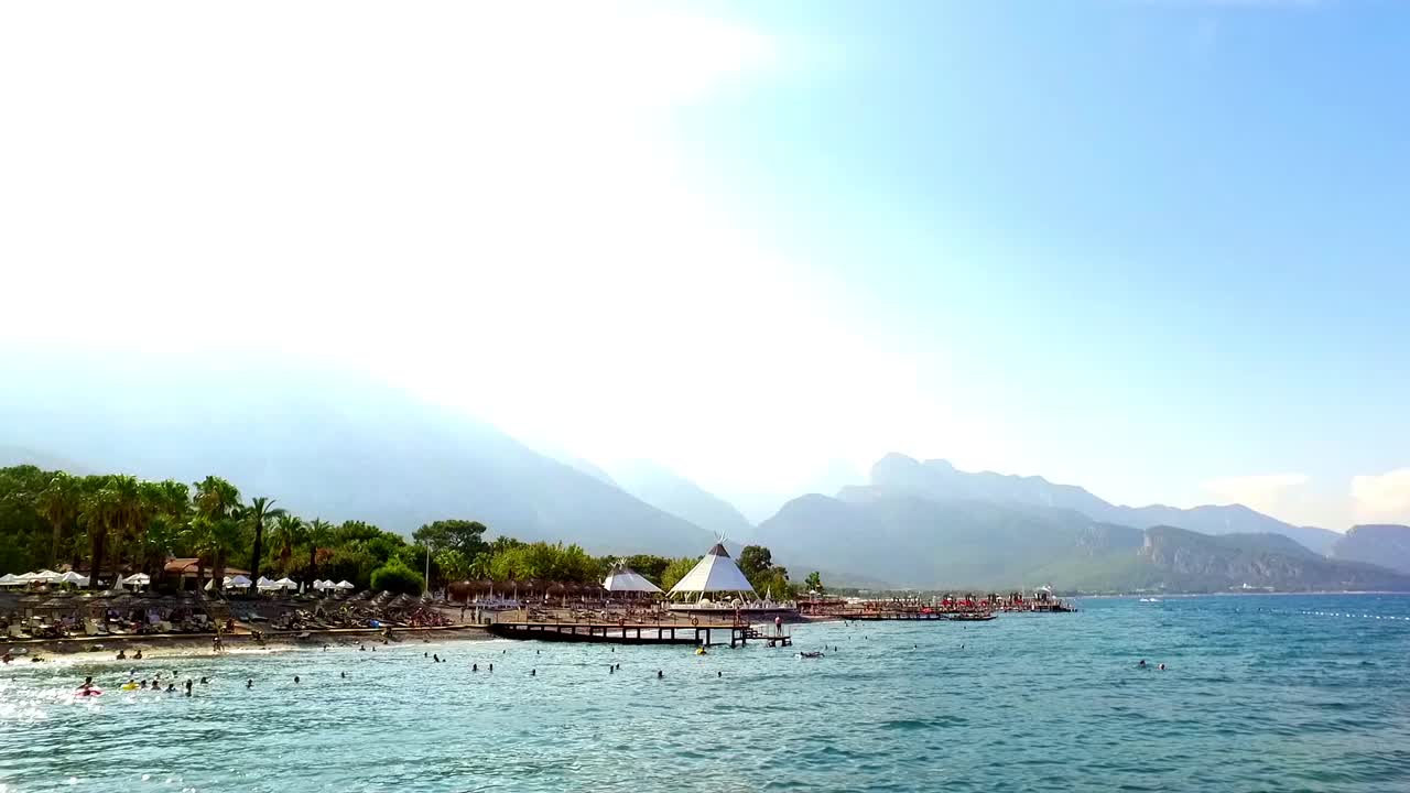 Bellissima spiaggia a Beldibi con una montagna sullo sfondo.