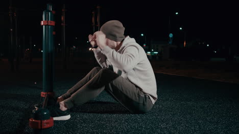 hombre haciendo ejercicio por la noche en un parque