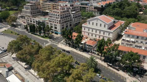 antena sobre el bulevar en la ciudad de funchal en la isla de madeira, destino turístico