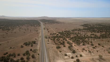 Una-Vista-Aérea-Panorámica-Que-Captura-La-Extensión-De-La-Ruta-66,-Justo-En-El-Centro