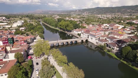 Amplia-Toma-Aérea-Alrededor-De-La-Ciudad-De-Chaves-Orillas-Del-Río-Paisaje-Majestuoso,-Ciudades-Portuguesas