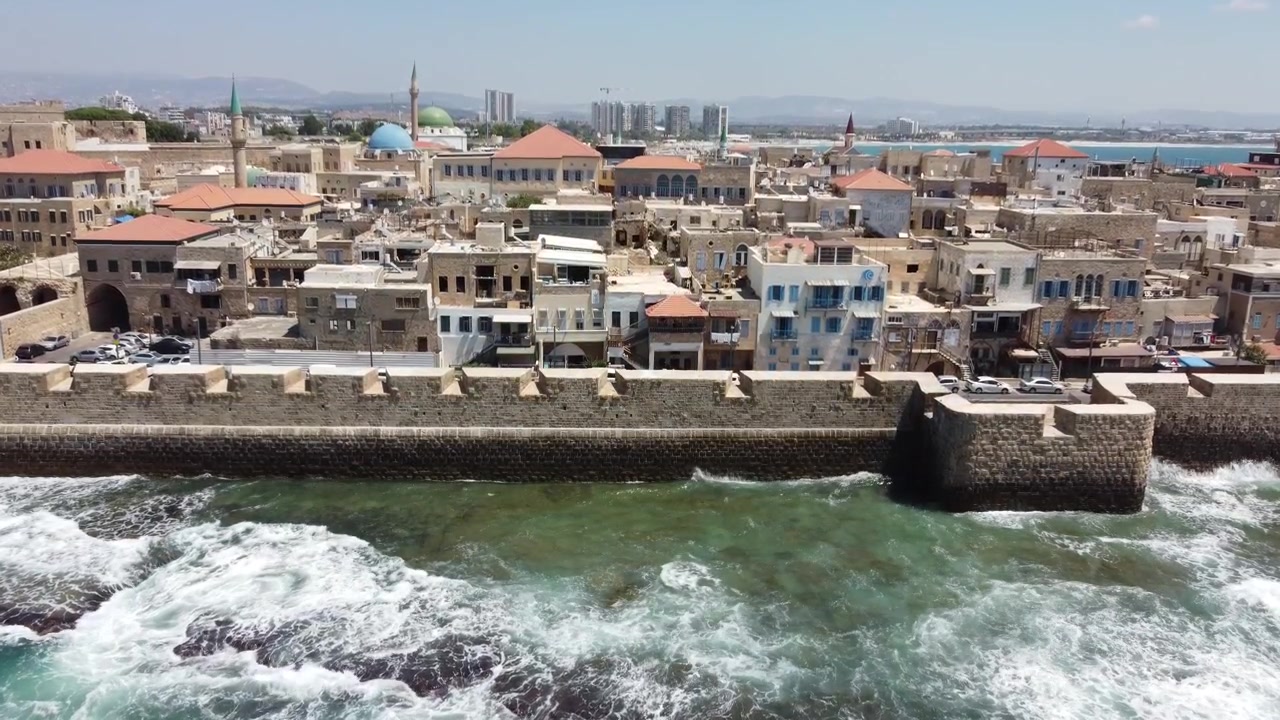 Veduta aerea della Città Vecchia di Acri, Akko, Israele. Antiche mura marittime in pietra incontrano le onde del Mediterraneo. Sito Patrimonio dell'Umanità UNESCO con architettura ottomana storica.