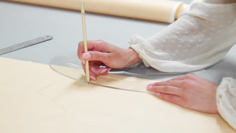 diseñadoras de moda dibujando bocetos para ropa en el taller. secuencia