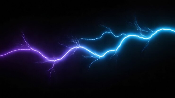 Visualizzazione dinamica di energia elettrica: un viaggio visivo mozzafiato attraverso fulmini viola e blu che illuminano lo sfondo scuro.