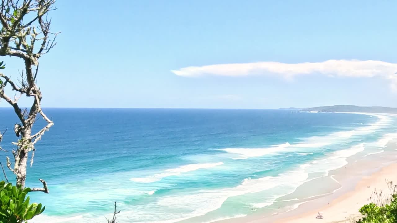 평화로운 해변과 바다의 정적 풍경