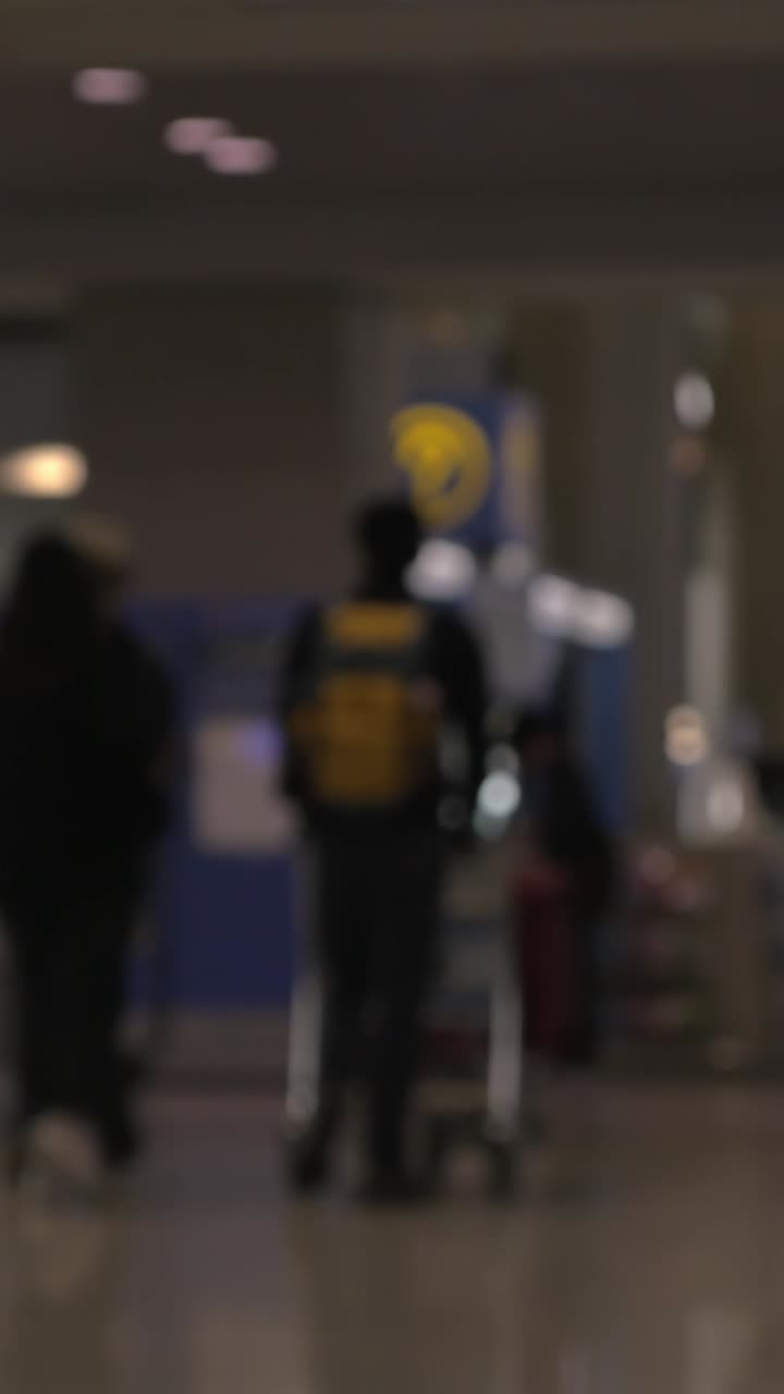 Orang-orang Buram Berjalan di Terminal Bandara yang Sibuk