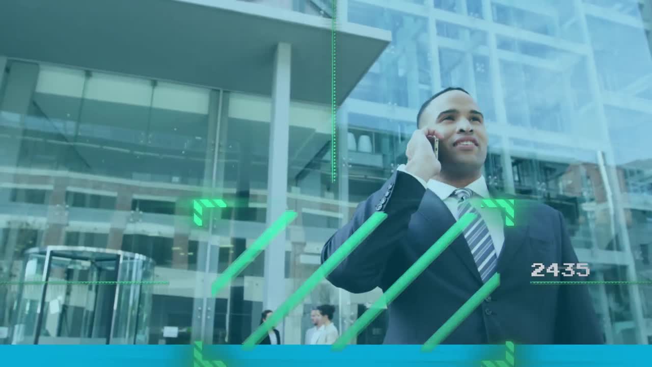 animación de escáner verde contra hombre de negocios biracial hablando en teléfono inteligente fuera de la oficina