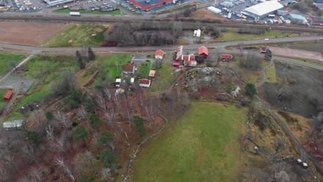 Luftaufnahme-Wohngebiet-In-Grüner-Zone,-Bewölkter-Tag,-Hoher-Winkel