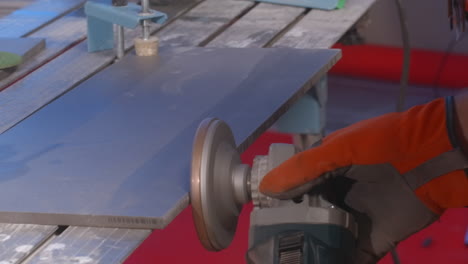 proceso de molienda y corte de azulejos