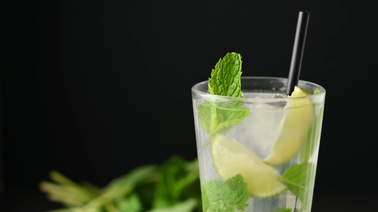 Klassinen Mojito-cocktail limellä ja mintulla