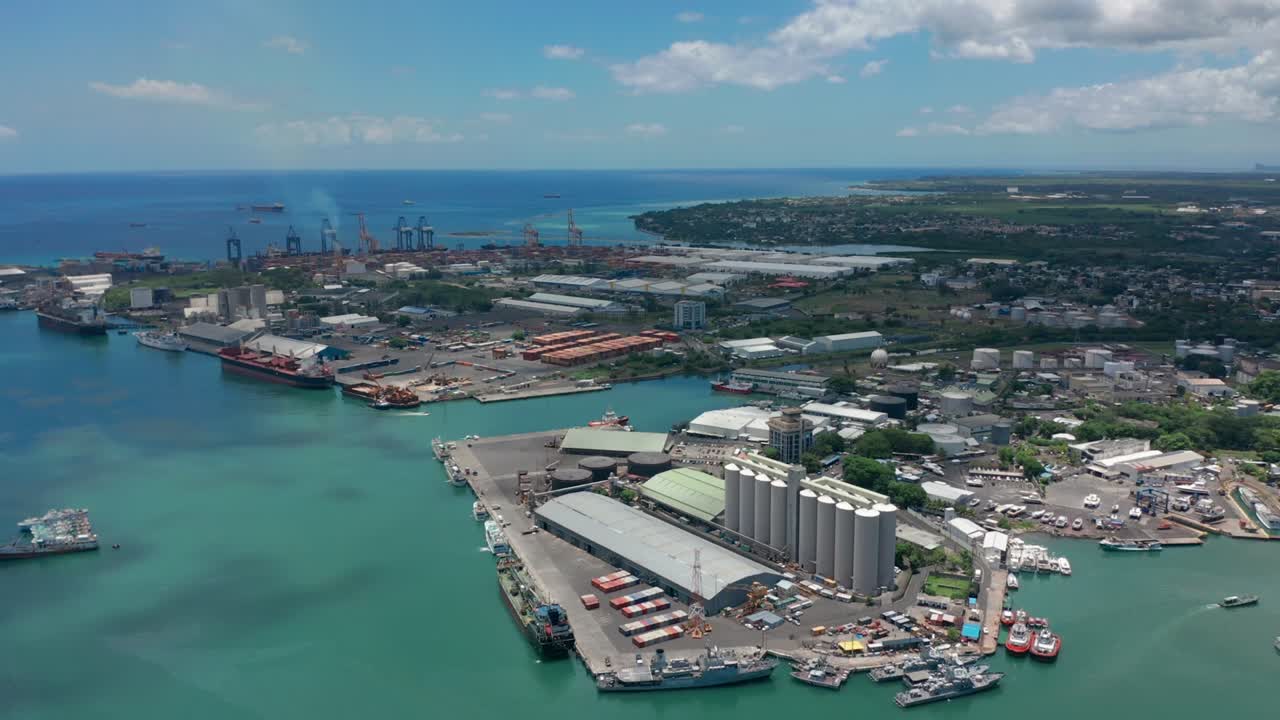 인도양에 있는 도시. 아름다운 이 나는 날에 포트루이스의 공중 풍경. 모리셔스 섬의 수도.