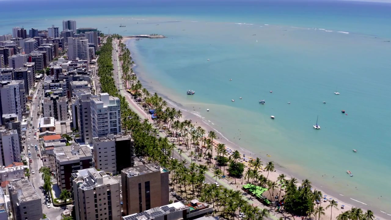 Vista aérea da orla tropical de Maceió, Alagoas, Brasil