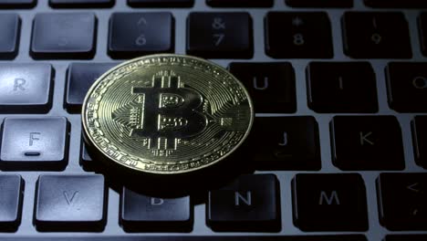 casascius bitcoin en un teclado de computadora