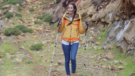 mujer joven en forma y sana caminando por un sendero