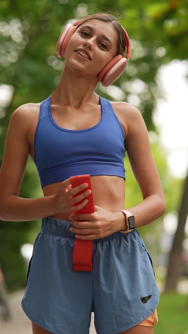 donna che lavora all'aperto