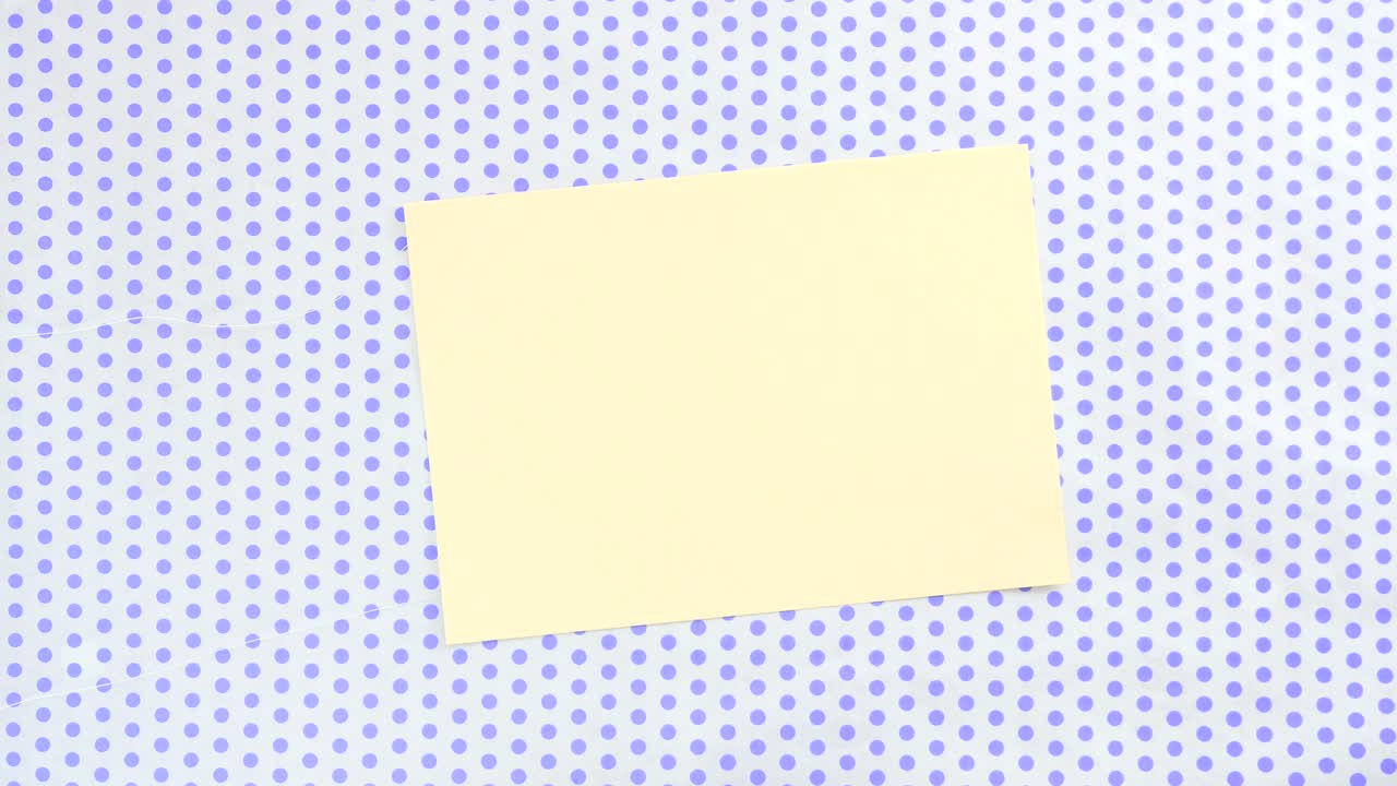 점화 된 배경에 노란 종이 조각