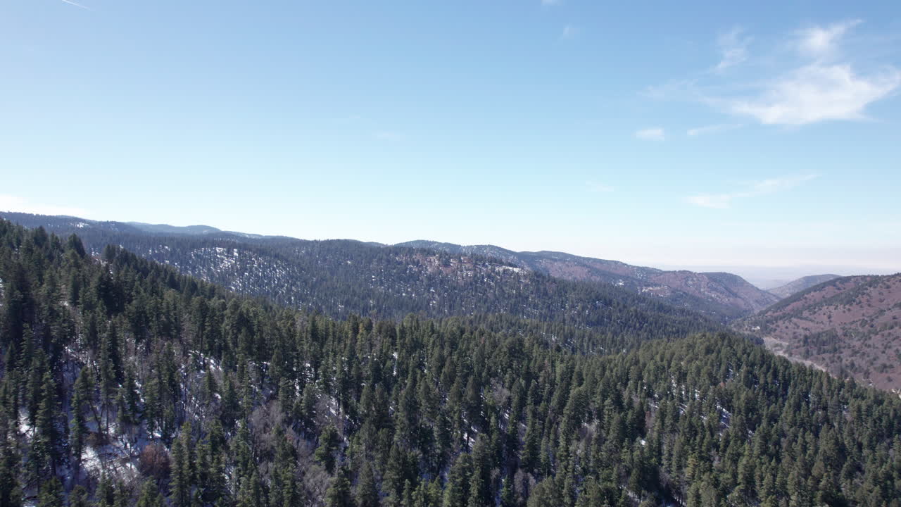 vista aérea de los bosques de pinos que cubren las montañas de nuevo méxico